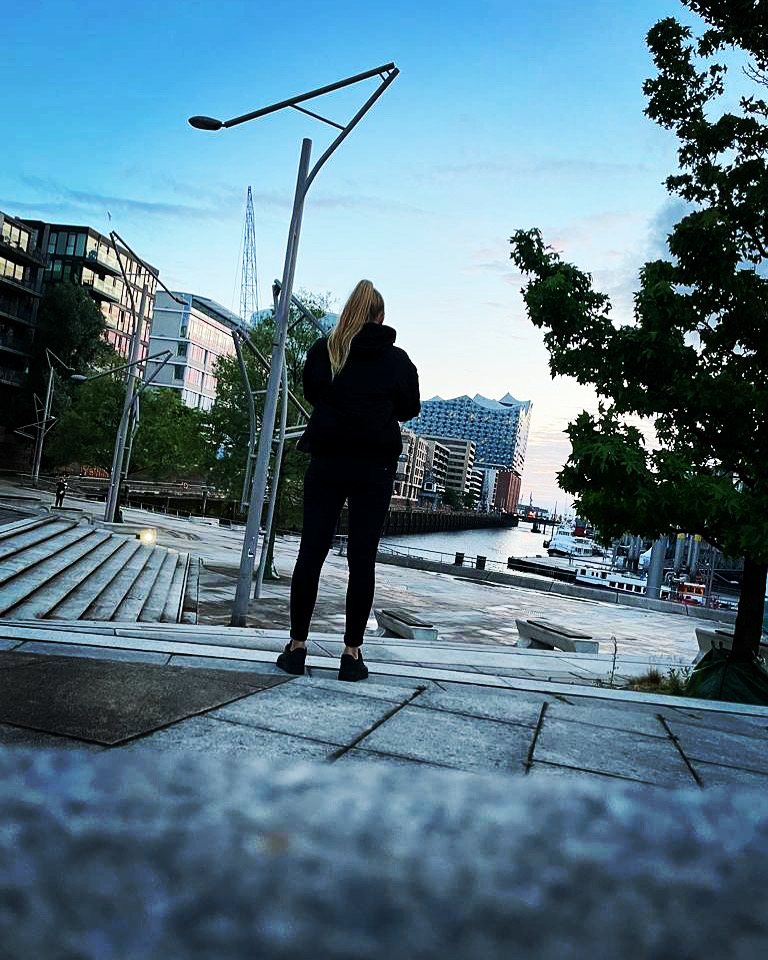 Lena Körner, Privatdetektivin, in der Hamburger HafenCity mit Blick auf die Elbphilharmonie